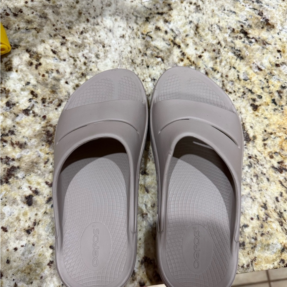 OOFOS Women's Sandals in Light Gray - Picture 4 of 7